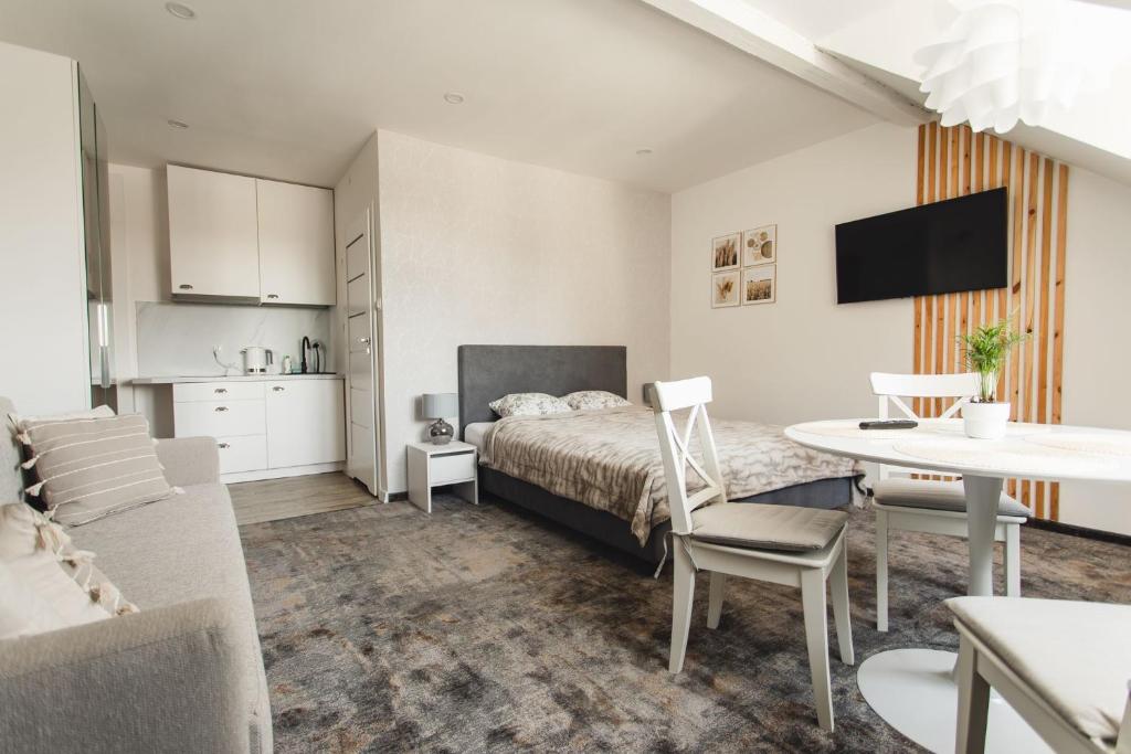 Apartament Knagowy w Livin Łeba z łóżkiem, sofą, stolikiem i aneksem