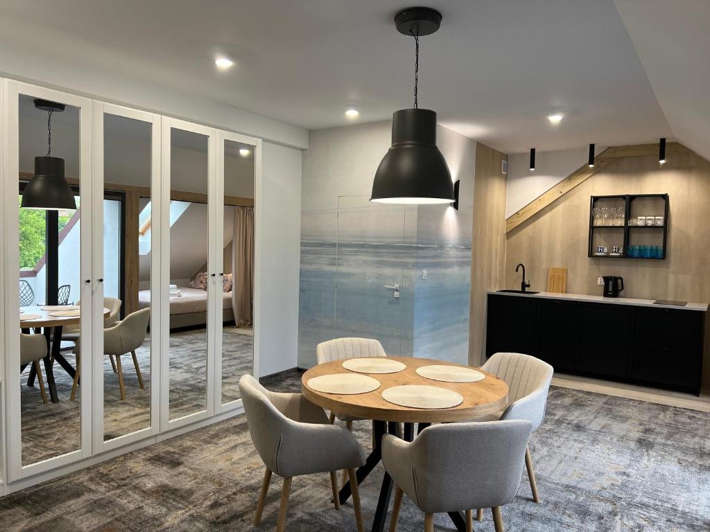 Apartament Refowy w Livin Łeba z częścią dzienną, stołem i aneksem kuchennym