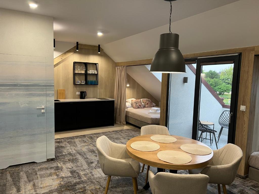 Apartamenty w Łebie Livin Łeba - wnętrze apartamentu Refowy z salonem, aneksem kuchennym i balkonem